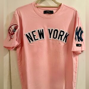 MLB New York Yankees Pro Standard Classic Chenille pink T-Shirt.  Sz. M